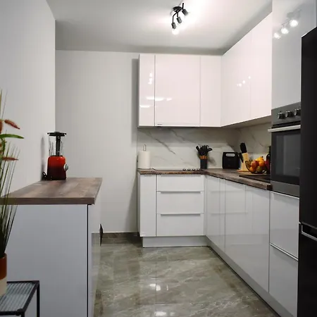 Spacious With Outdoor Space And Parking 솔린