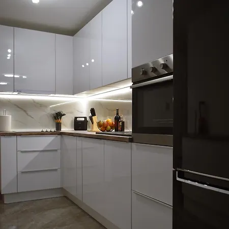 아파트 Spacious With Outdoor Space And Parking