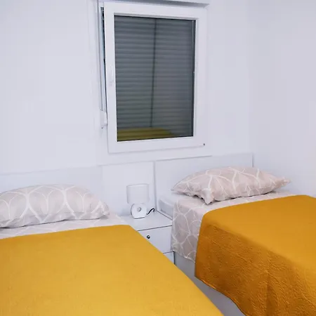 아파트 Spacious With Outdoor Space And Parking 솔린