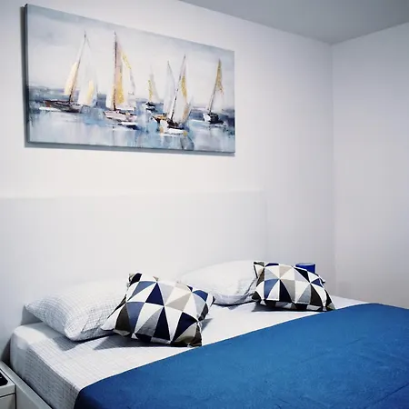 Spacious With Outdoor Space And Parking 솔린