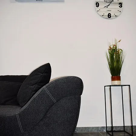 아파트 Spacious With Outdoor Space And Parking 솔린