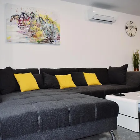 아파트 Spacious With Outdoor Space And Parking 솔린
