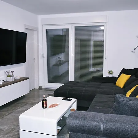 Appartement Spacious With Outdoor Space And Parking