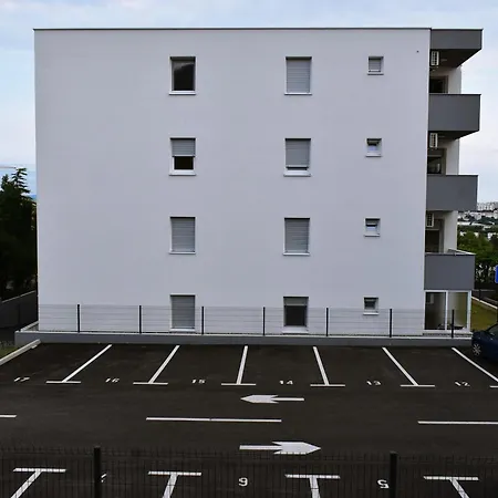 Appartement Spacious With Outdoor Space And Parking *