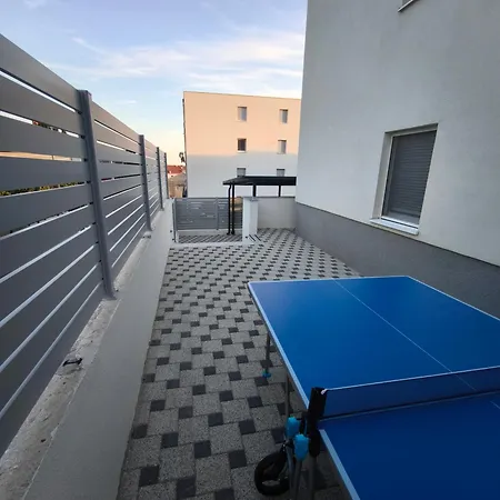 Appartement Spacious With Outdoor Space And Parking *
